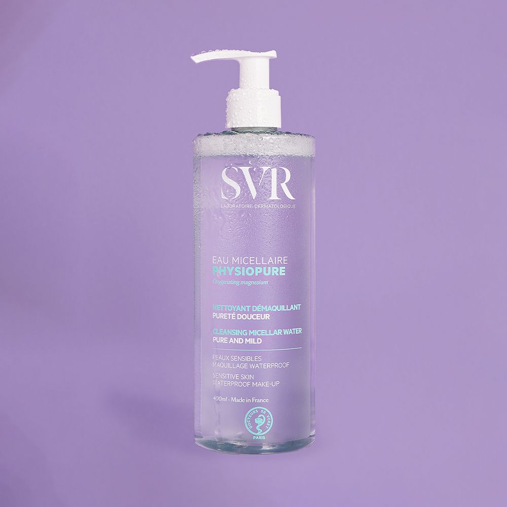 Flacon avec pompe. Inscription: SVR Eau Micellaire PHYSIOPURE. Pour peaux sensibles.