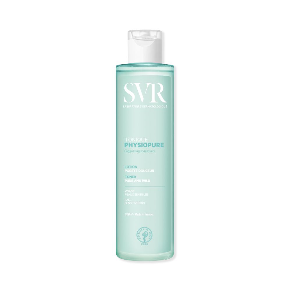 Flacon de SVR PHYSIOPURE TONIQUE. Liquide bleu-vert, bouchon blanc. Inscriptions : SVR, PHYSIOPURE, peaux sensibles. Fabriqué en France.