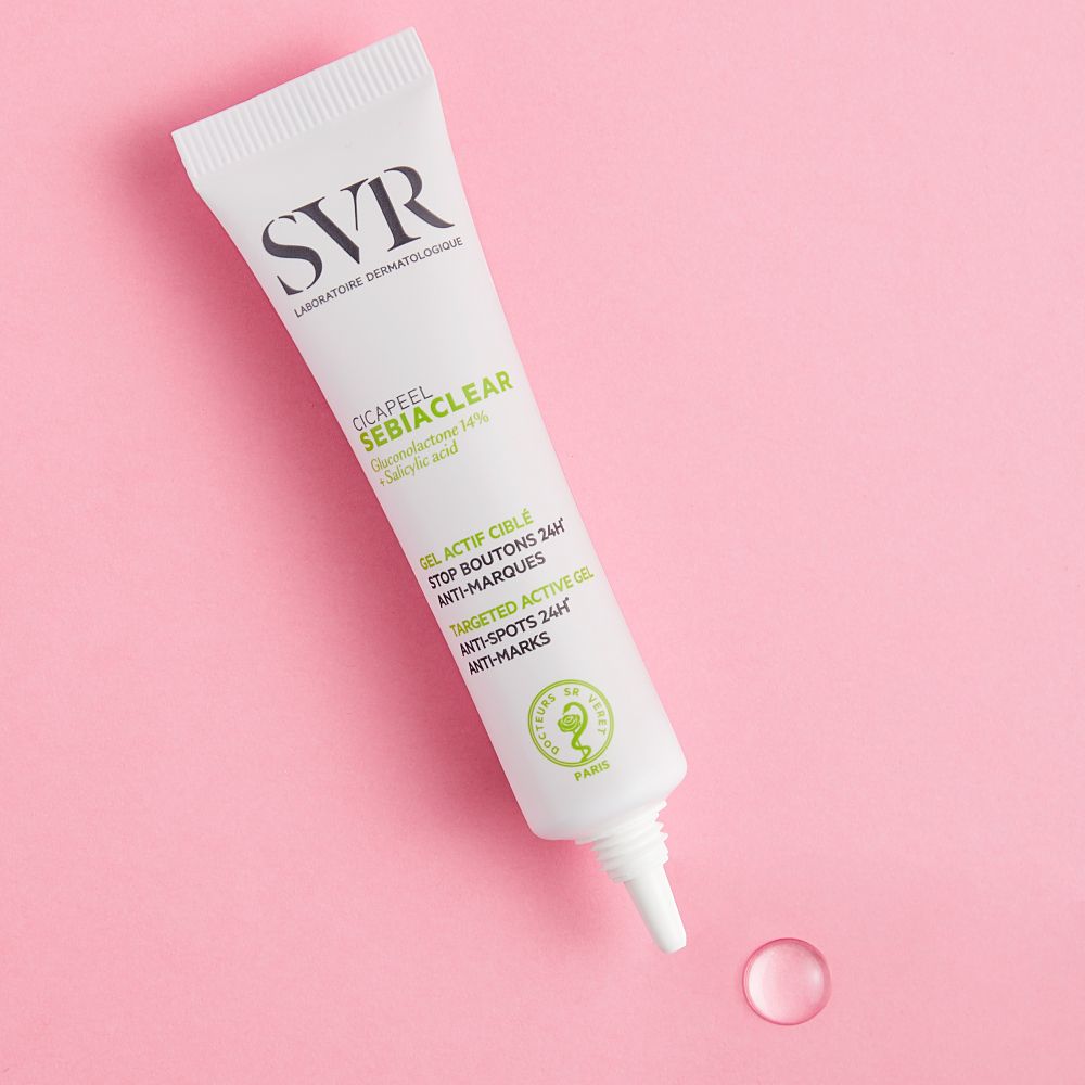 Tube blanche SVR SEBIACLEAR Cicapeel. Contient de la gluconolactone et de l'acide salicylique. Gel actif ciblé anti-boutons.