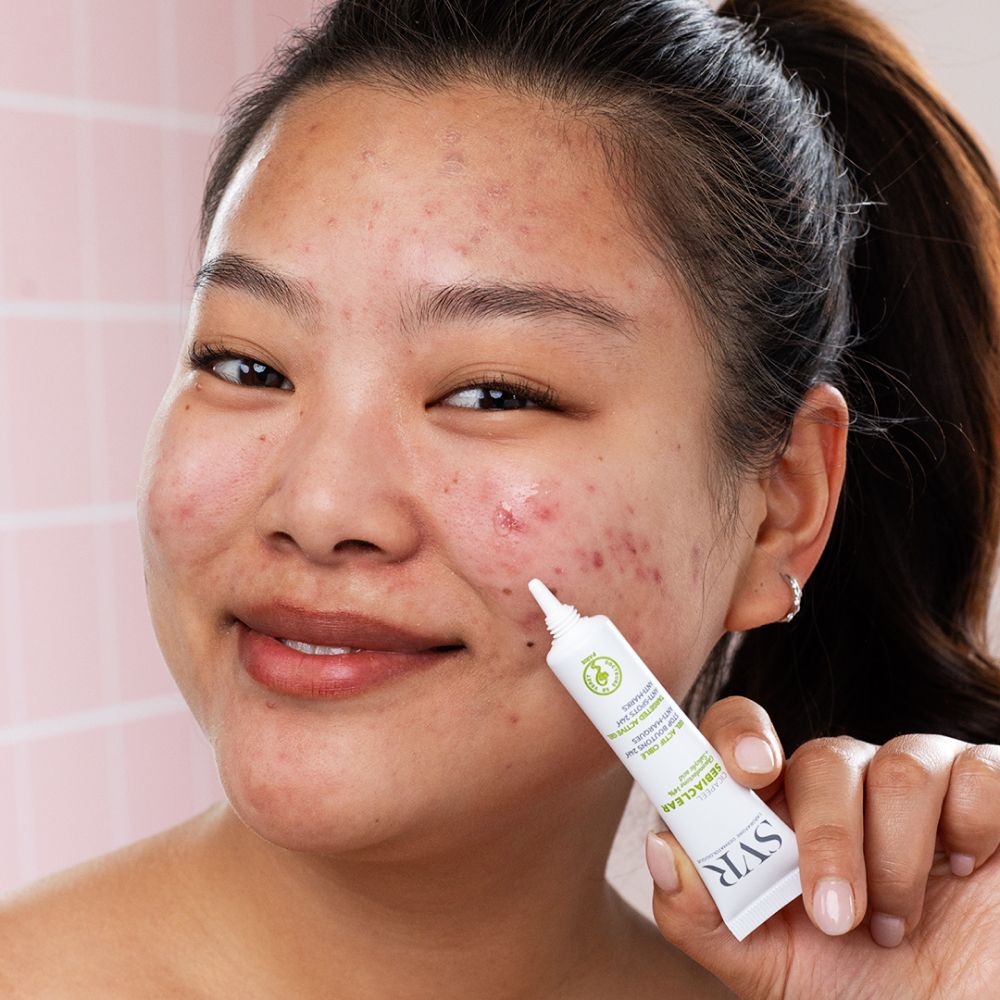 Tube blanche SVR SEBIACLEAR Cicapeel. Contient de la gluconolactone et de l'acide salicylique. Gel actif ciblé anti-boutons.