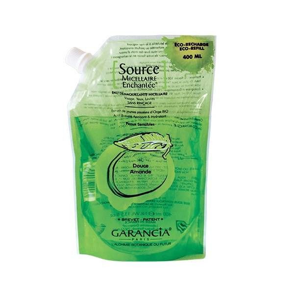 Grüne Nachfüllpackung mit Produkttext. Enthält die Aufschrift "Source Micellaire Enchantée" und "Douce Amande". Marke: Garancia.