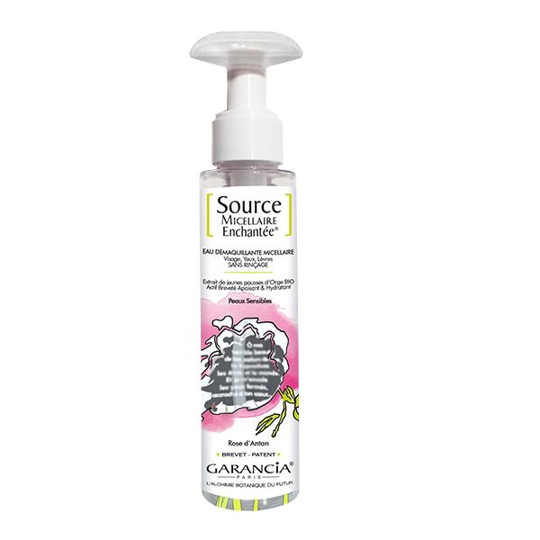 Flacon transparent avec pompe blanche. Inscription "Source Micellaire Enchantée" et "Garancia". Illustration rose.