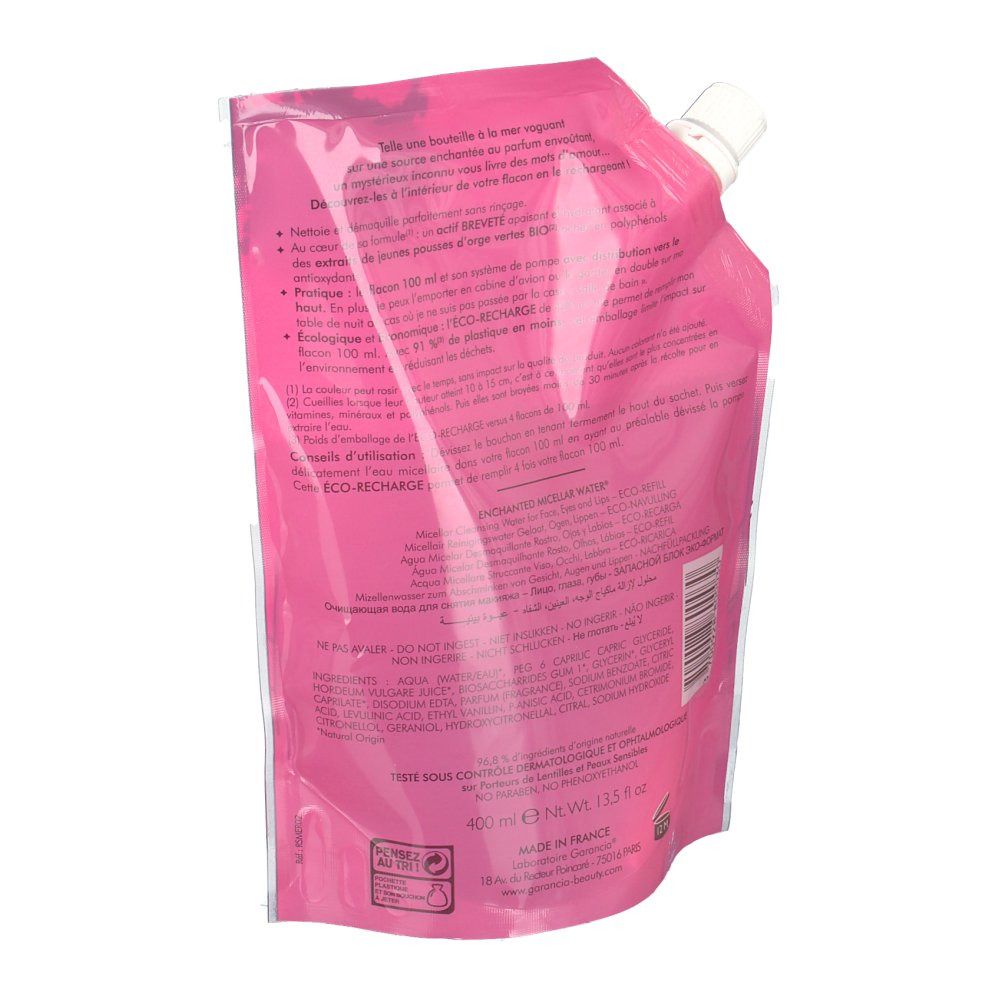 Rückseite eines rosa Nachfüllbeutels. Text in mehreren Sprachen. Weißer Verschluss oben.
