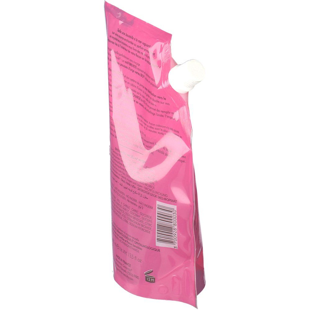 Schlanke Ansicht eines rosa Nachfüllbeutels. Text und Barcode. Weißer Verschluss.