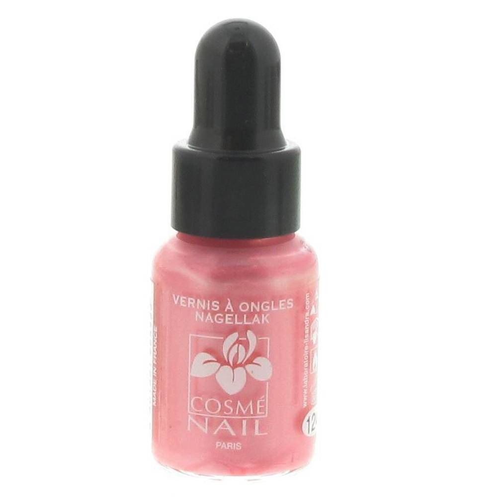 Flacon de vernis à ongles rose avec bouchon noir. Inscription: COSMÈ NAIL Paris. Numéro 124.