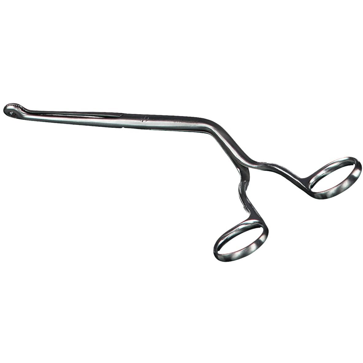 Pince métallique avec anneaux de préhension et pointe incurvée. Instrument médical, isolé sur fond blanc.