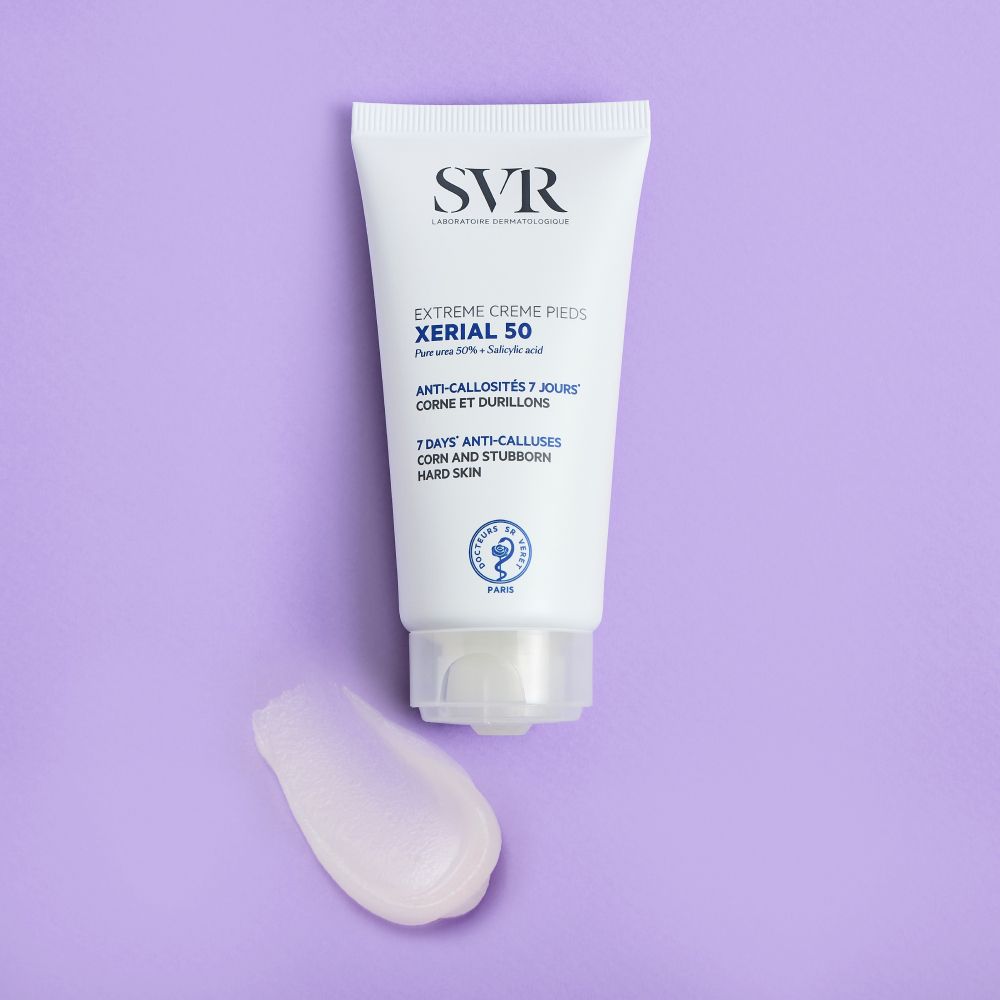 Witte tube SVR XERIAL 50. Tekst: Extreme Crème Pieds. Productmonster op paarse achtergrond.