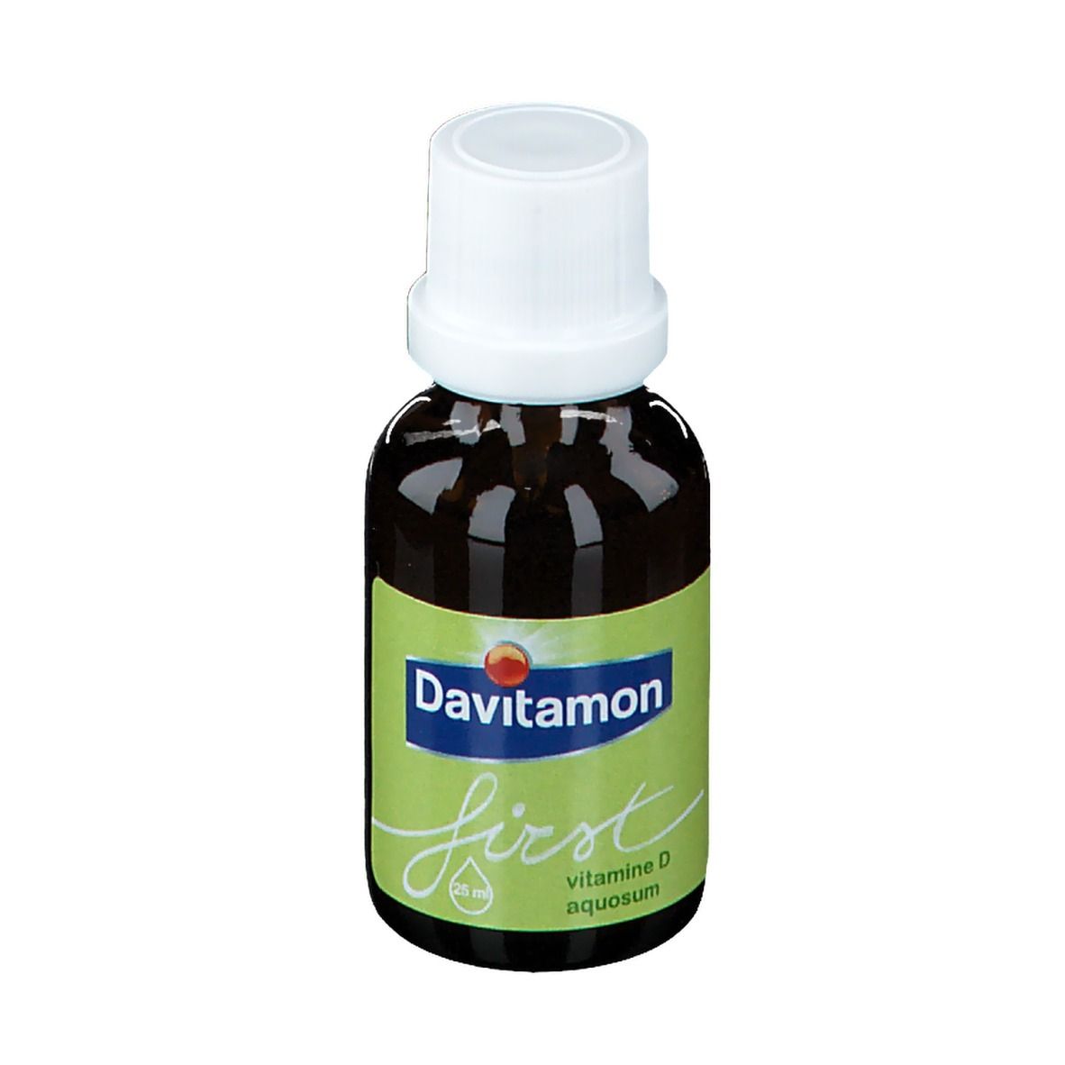Bruine glazen fles met witte dop. Etiket met Davitamon, first, vitamine D aquosum. 25 ml.
