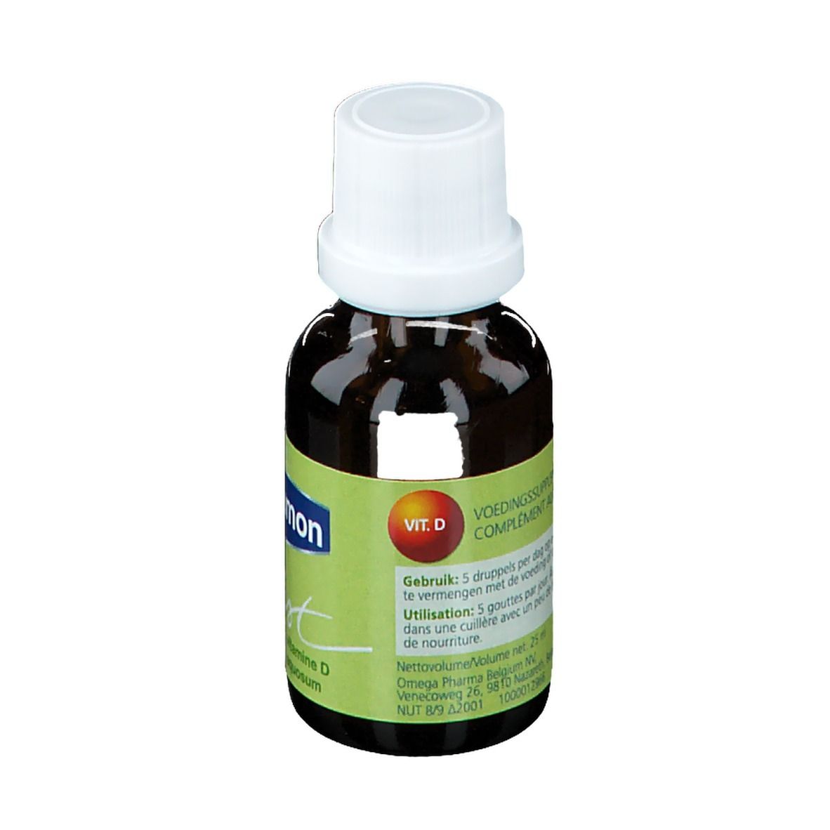 Bruine glazen fles met witte dop. Etiket met Davitamon, first, vitamine D aquosum. Extra informatie.