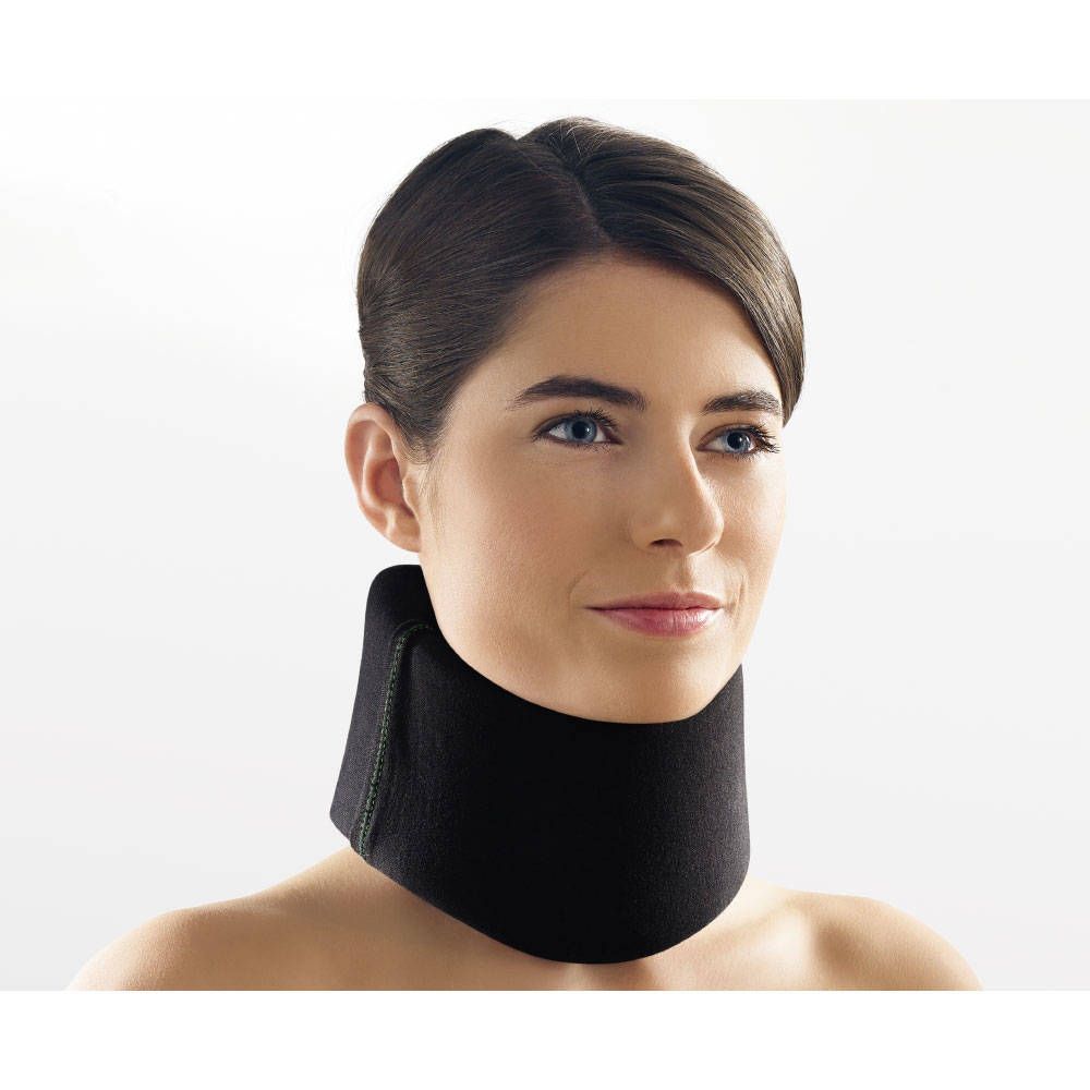 Collier cervical noir porté par une femme. Produit médical.