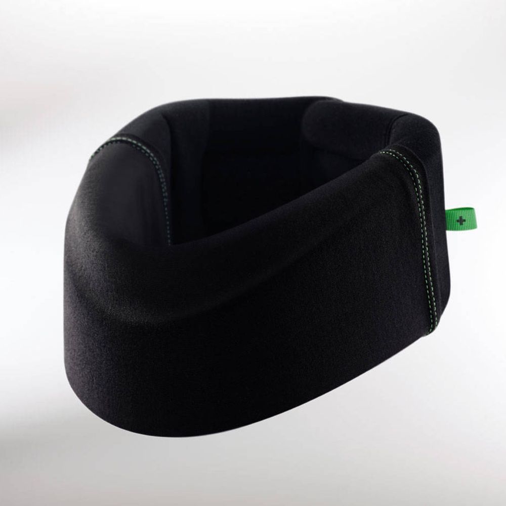 Collier cervical noir vu de dessus. Couture et détails verts.