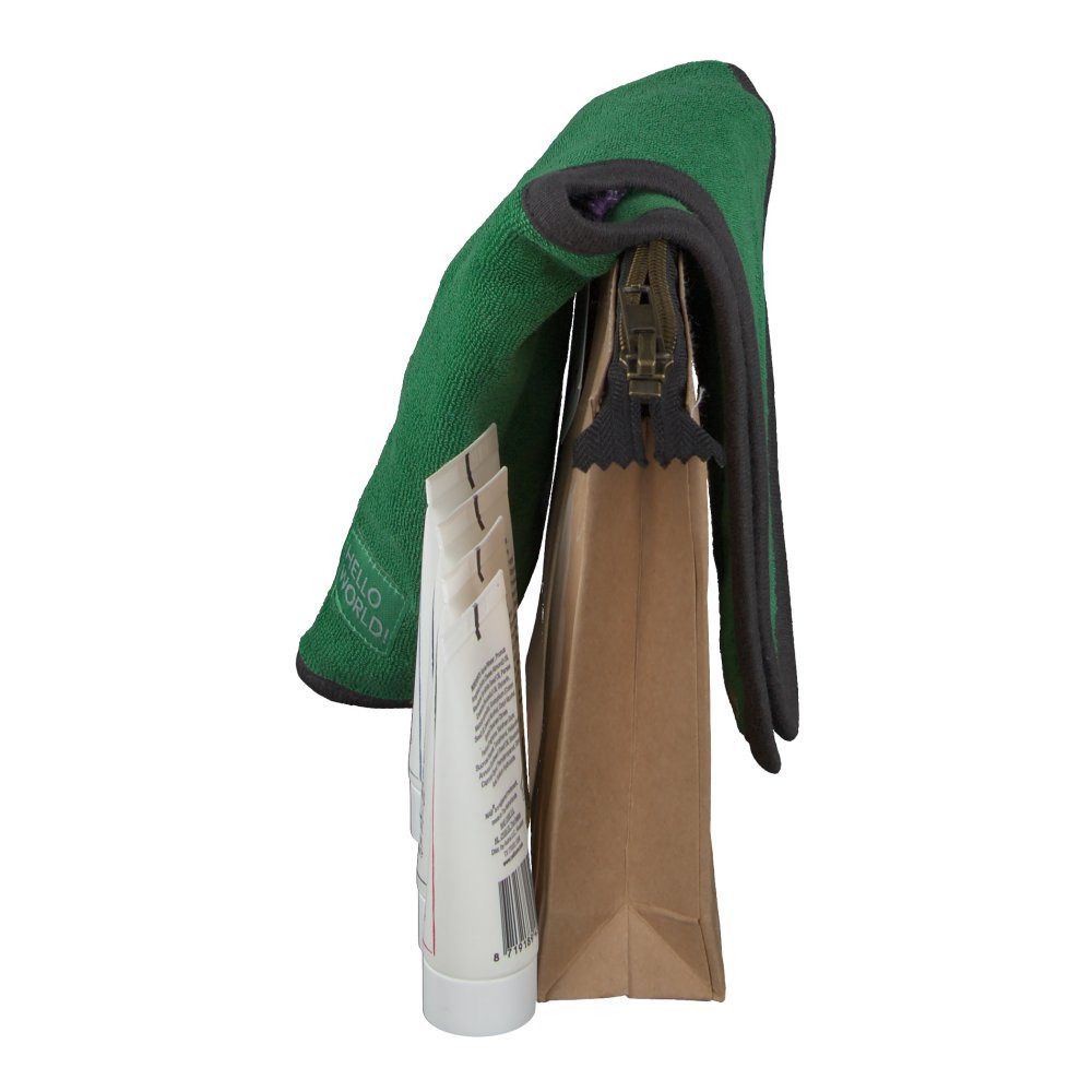 Groene washand, toilettas en drie tubes. De tas is bruin.