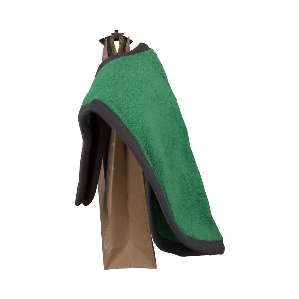 Bruine toilettas en groene washand. De washand is over de tas gelegd.