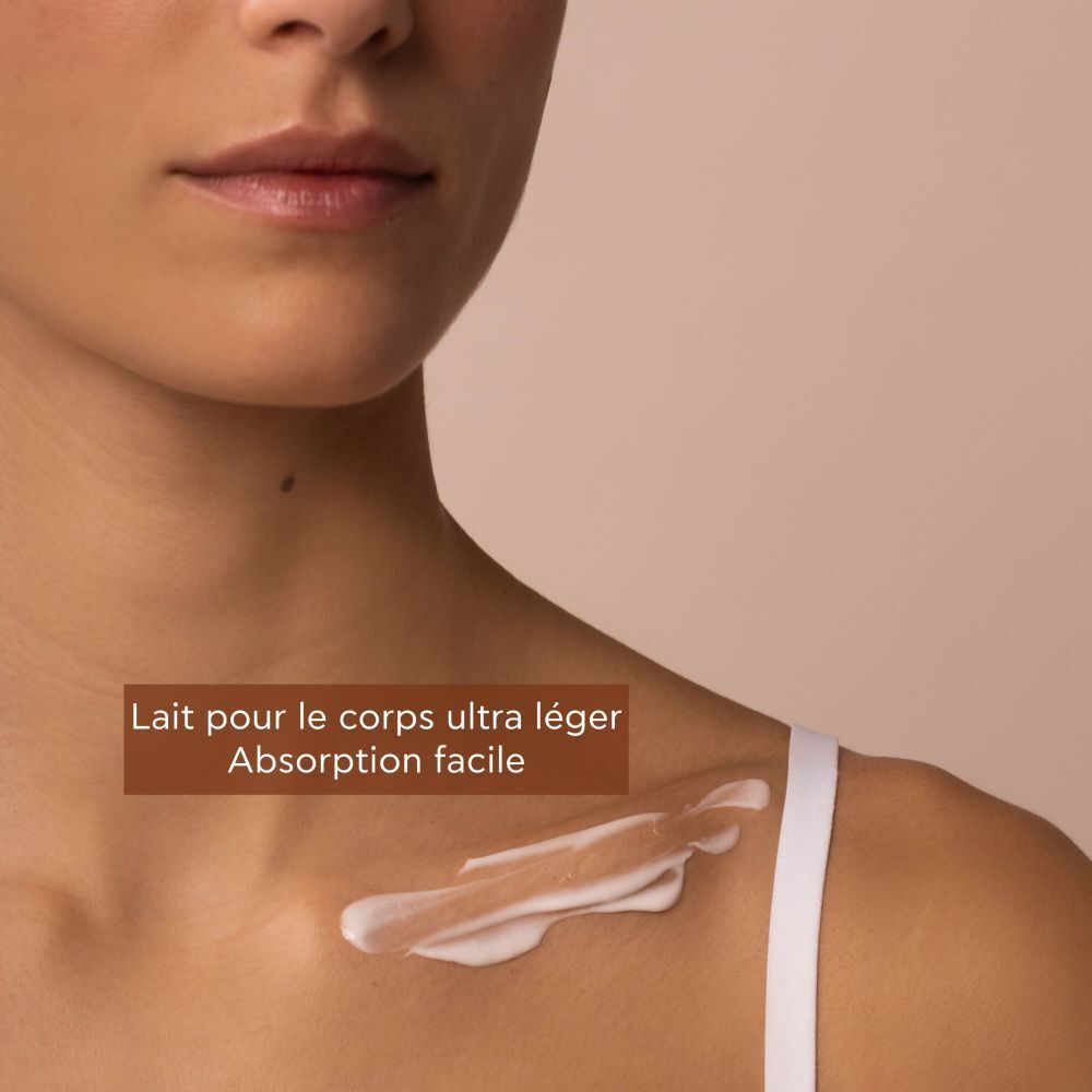 Lait corps sur l'épaule. Texte: Lait corps ultra léger, absorption facile.
