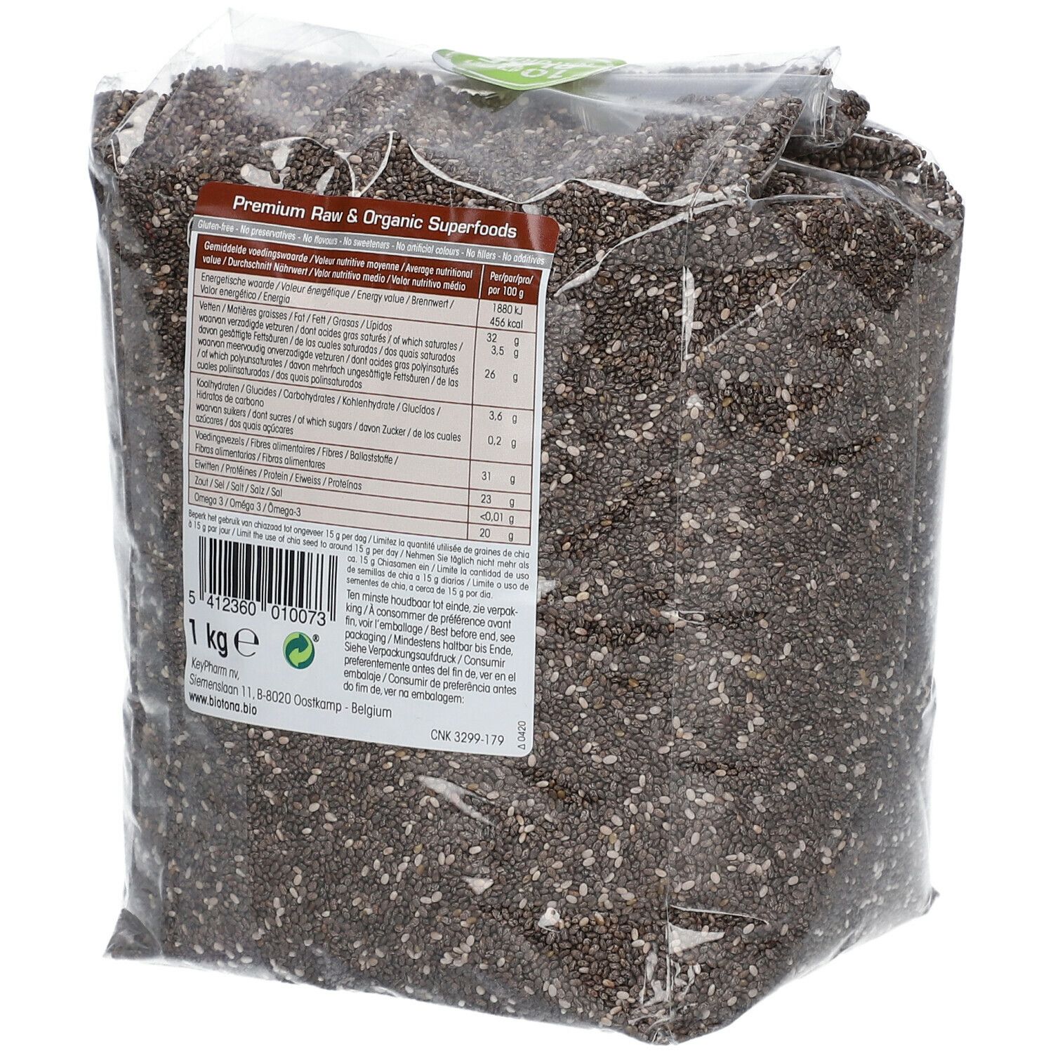 Verpackung mit schwarzen Chia-Samen. Aufdruck: Biotona, black Chia, 100% raw seeds. 1 kg. Nährwertangaben.