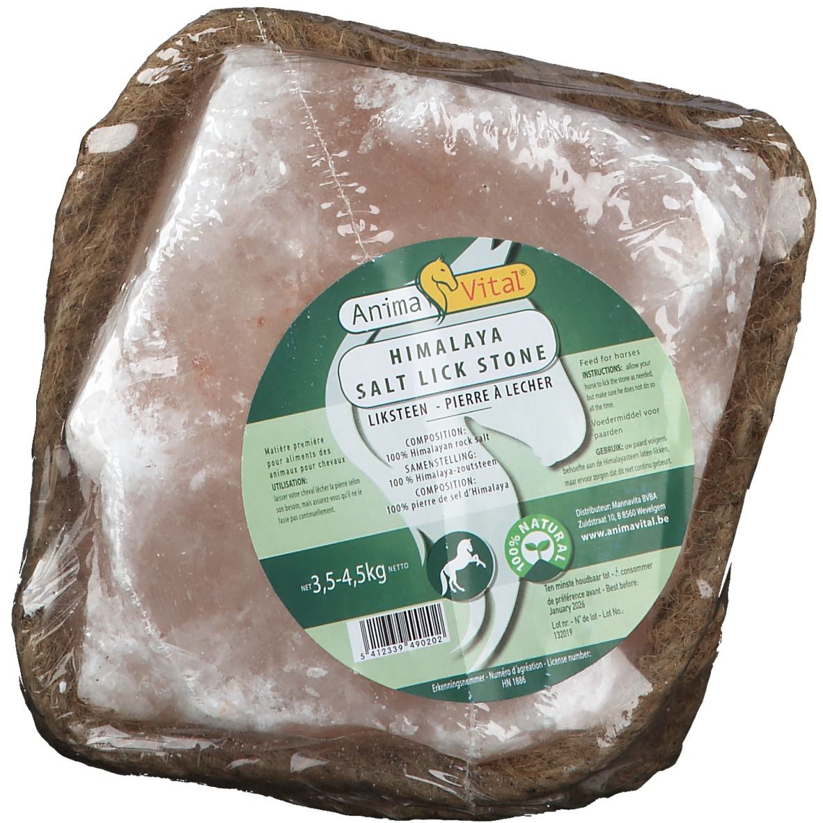 Himalaya Salz Leckstein, verpackt in einem Korb. Aufkleber mit Produktinformationen und Logo.