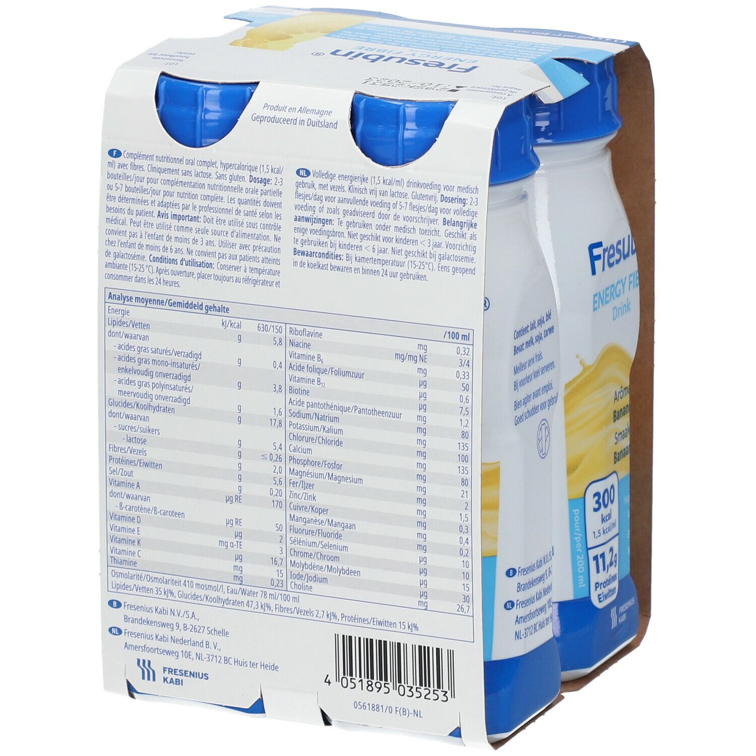 Emballage de quatre bouteilles. Inscription: Fresubin Energy Fibre Drink Banane. Bouchons bleus, bouteilles blanches. Informations nutritionnelles.