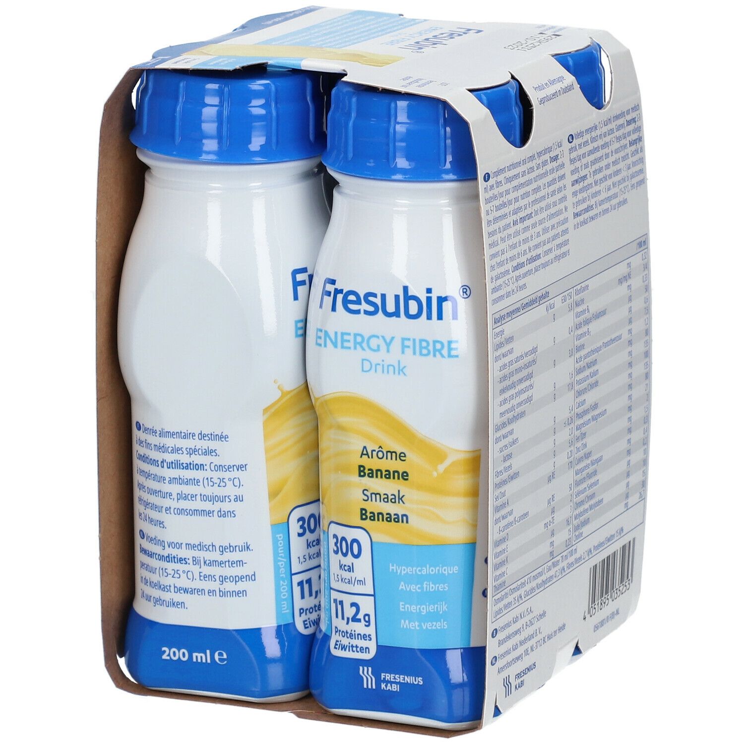 Emballage de quatre bouteilles. Inscription: Fresubin Energy Fibre Drink Banane. Bouchons bleus, bouteilles blanches. Informations nutritionnelles.