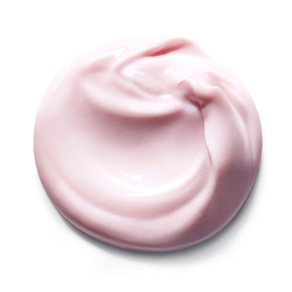 Crème rose sur fond blanc. Forme ronde, surface lisse.