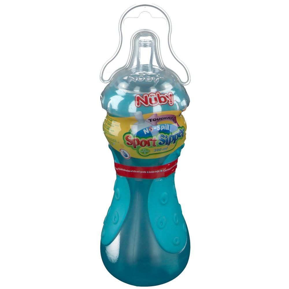 Turquoise drinkfles met handgrepen en rietje. Gele en rode etiketten met productinfo. Transparante deksel.