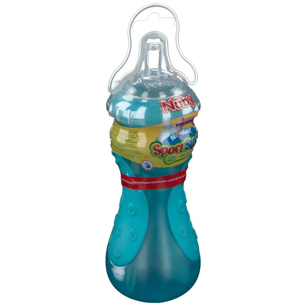 Turquoise drinkfles met handgrepen en rietje. Gele en rode etiketten met productinfo. Transparante deksel.