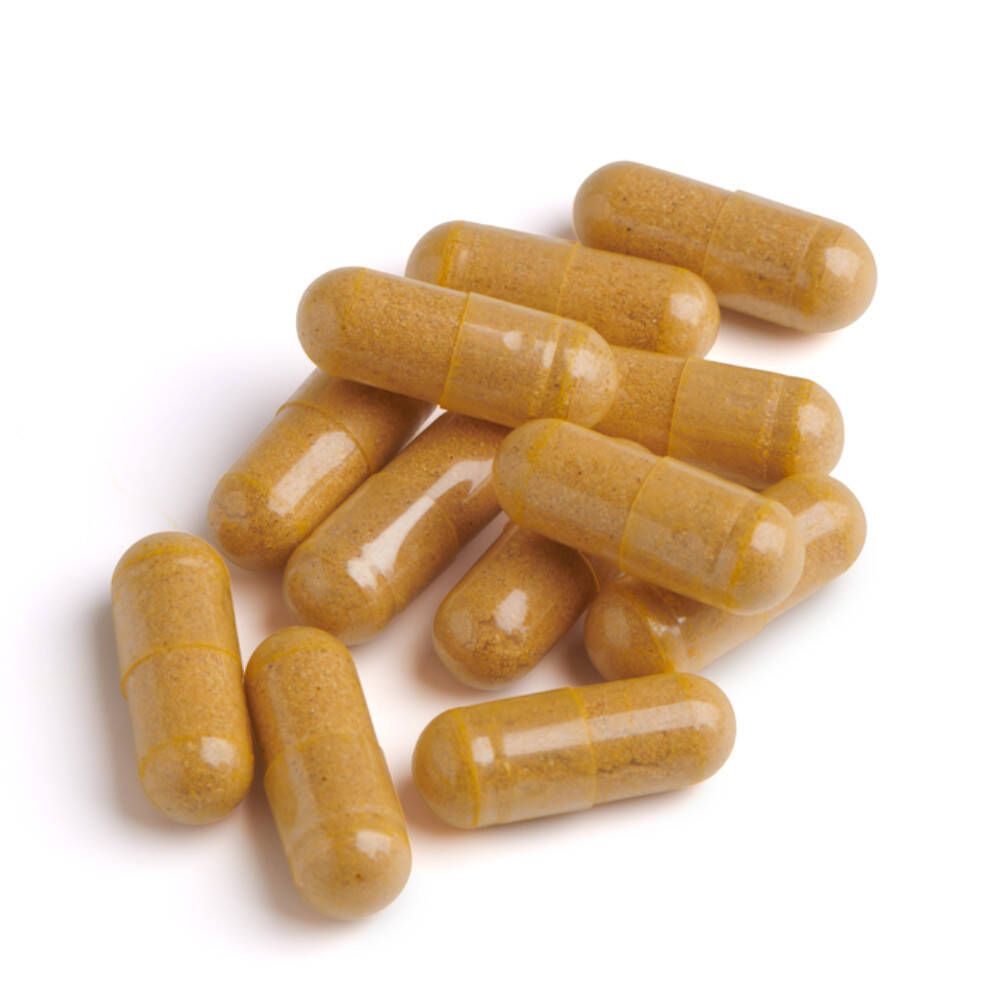 Plusieurs capsules jaunes sur fond blanc. Forme de capsule, transparente.