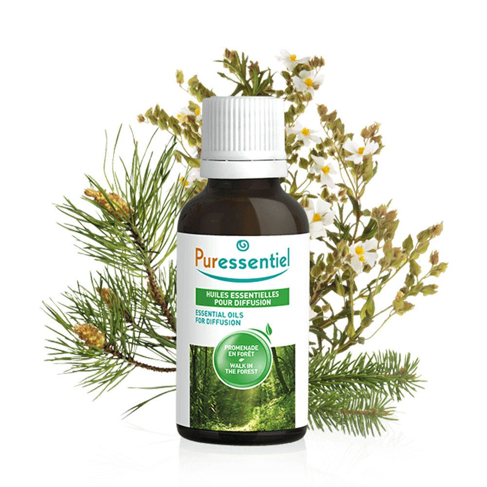 Flacon Puressentiel avec branches de pin et fleurs. Huiles essentielles pour diffusion. Promenade en forêt.