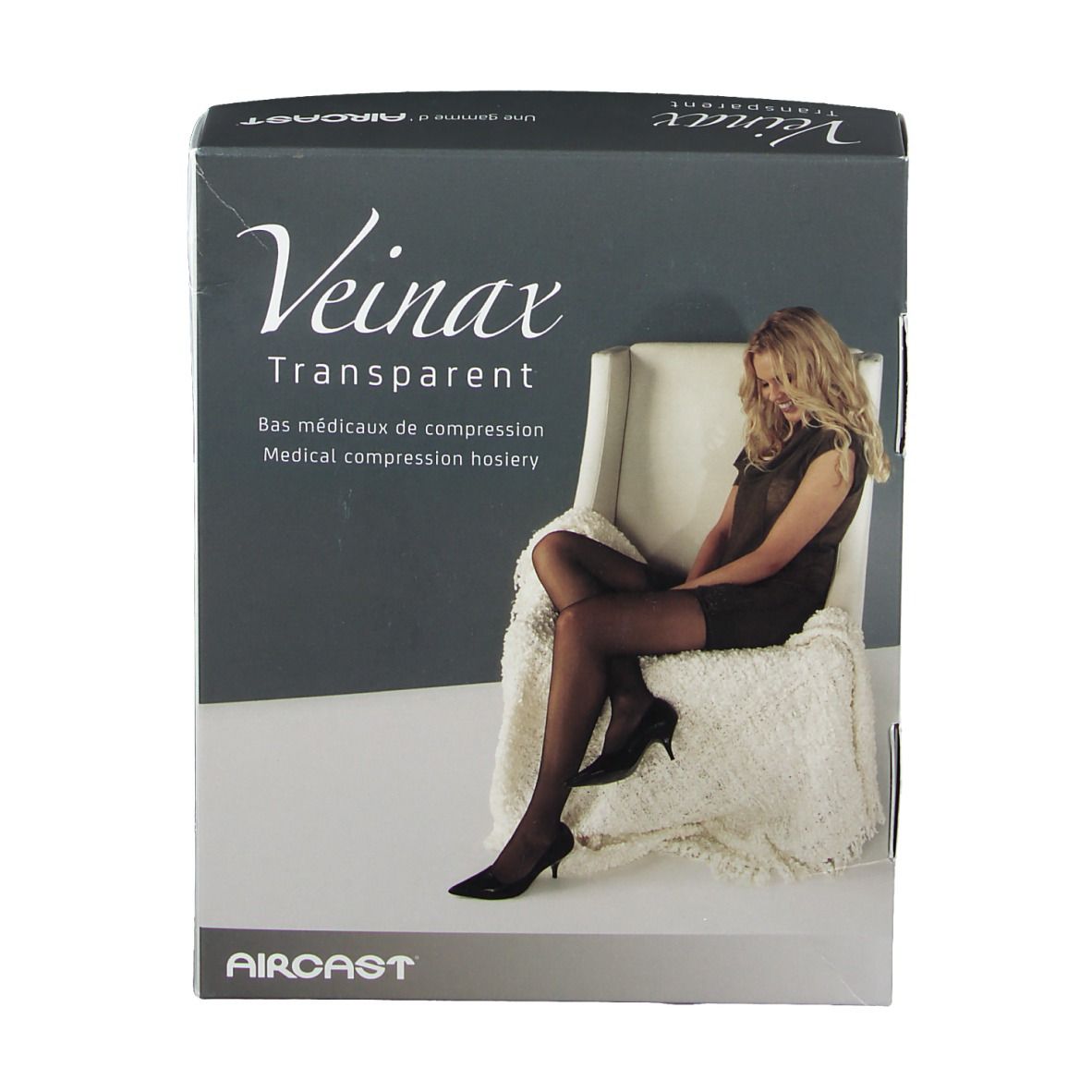 Boîte de bas de compression médicaux. Inscription: Veinax Transparent. Femme assise sur une chaise, portant des bas.