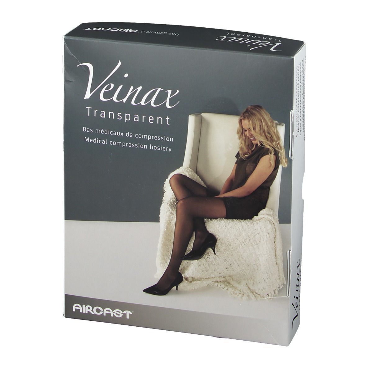 Boîte de bas de compression médicaux. Inscription: Veinax Transparent. Femme assise sur une chaise, portant des bas.