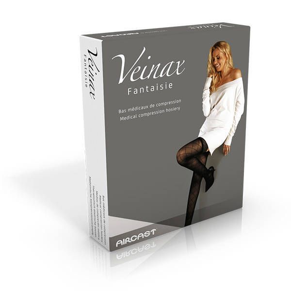 Boîte de bas de compression médicaux Veinax Fantaisie. Femme portant des bas noirs à motifs losanges. Marque Aircast visible.