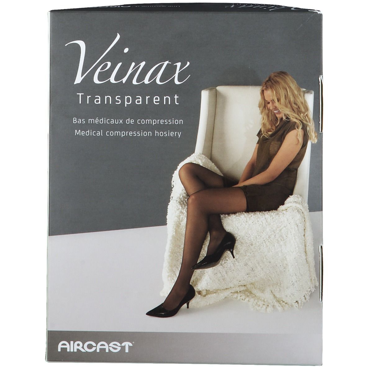 Boîte de bas de compression Veinax Transparent. Femme assise, portant des bas. Marque Aircast.