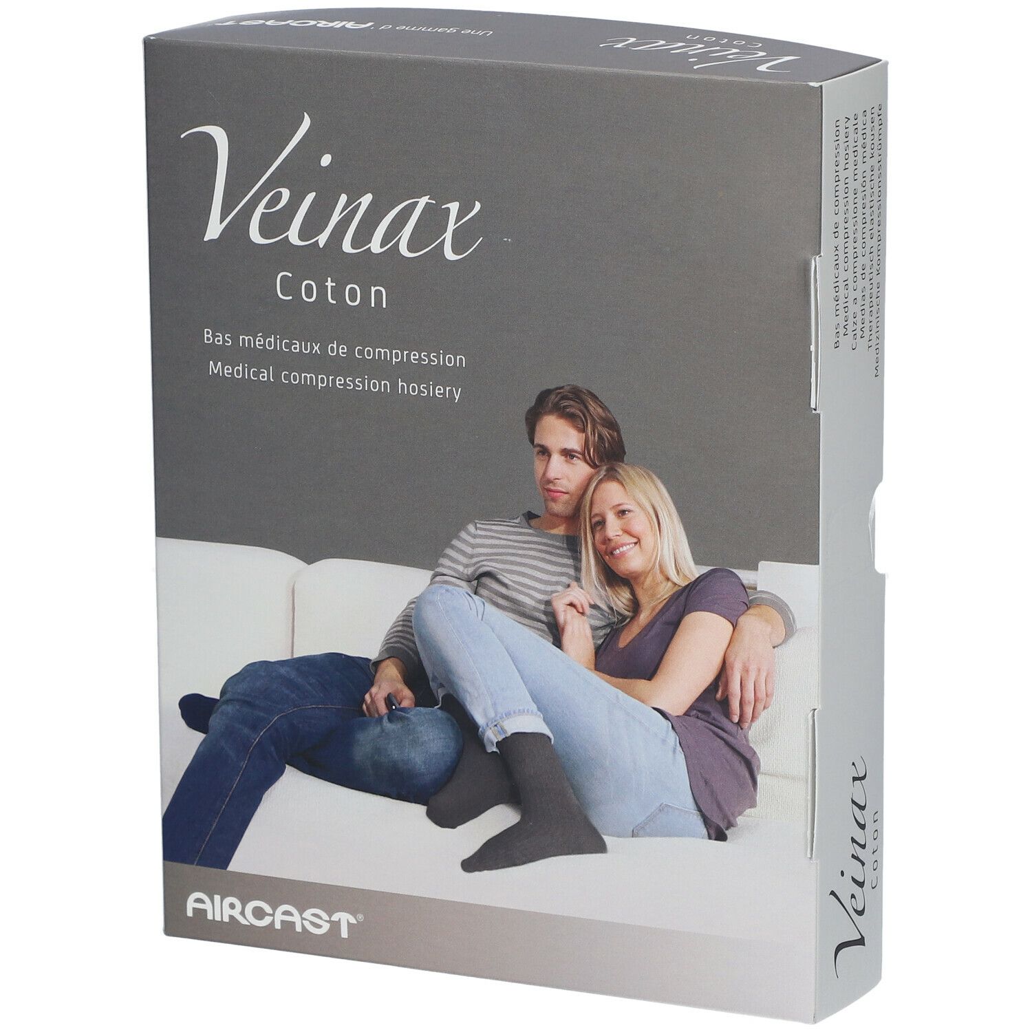 Boîte de bas de compression Veinax Coton. Image d'un homme et d'une femme sur un canapé. Marque Aircast.