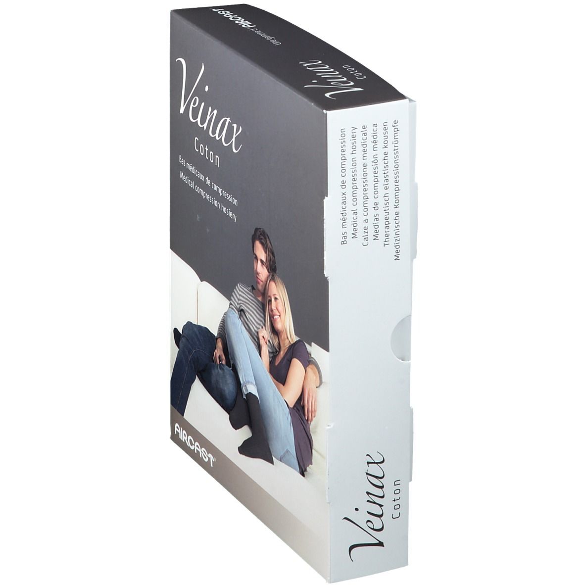 Boîte de bas de compression médicaux. Inscription: Veinax Coton. Couple sur canapé. Bas noirs visibles. Logo Aircast.