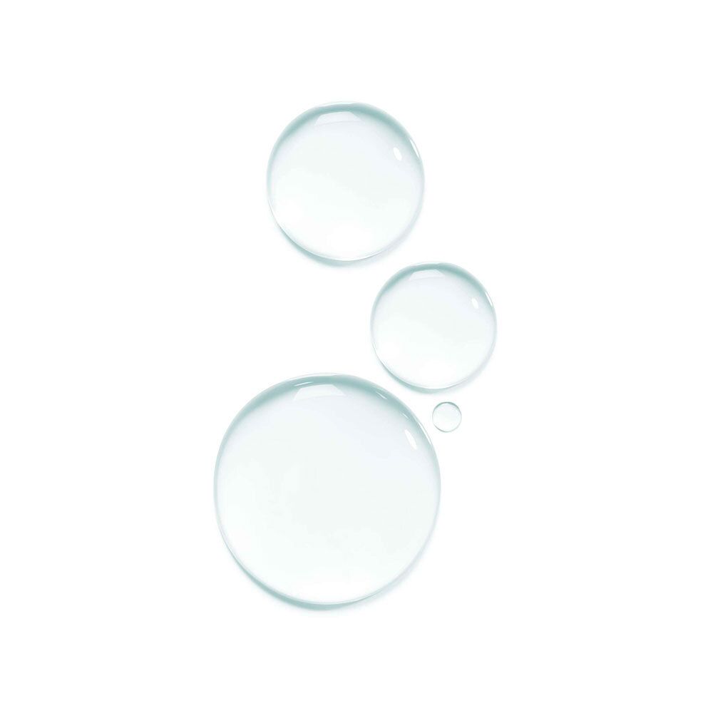 Trois gouttes de liquide transparent sur fond blanc. Différentes tailles.