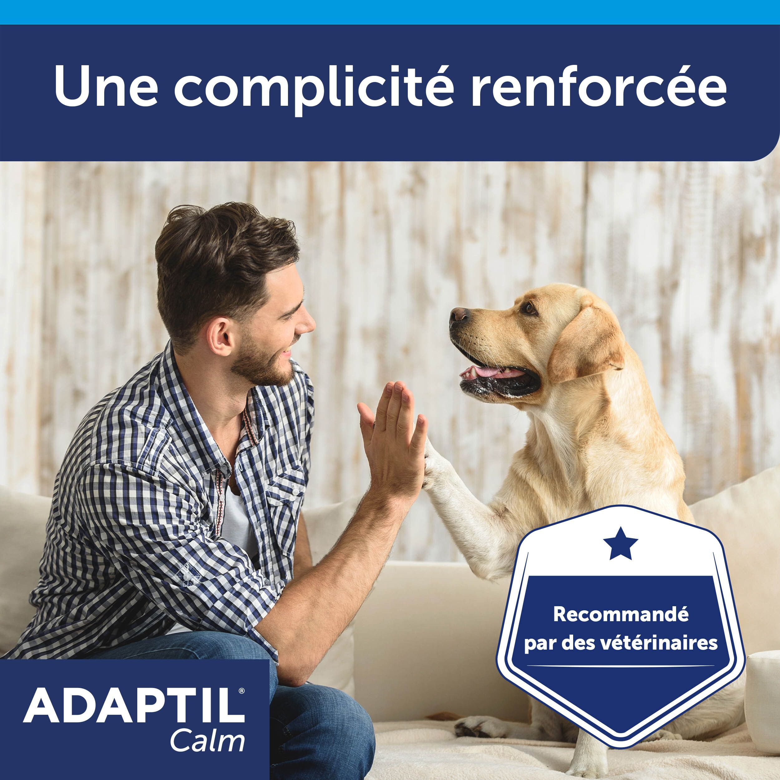 Adaptil Calm, homme et chien. L'homme donne un high five au chien. Recommandé par les vétérinaires.
