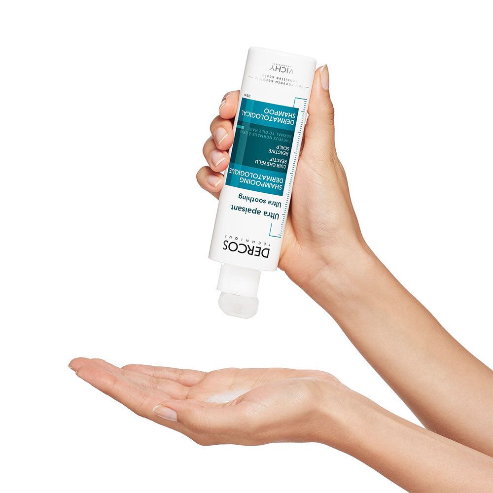 Hände halten eine weiße Flasche. Produkt wird in die Handfläche gegeben. Text: Dercos.