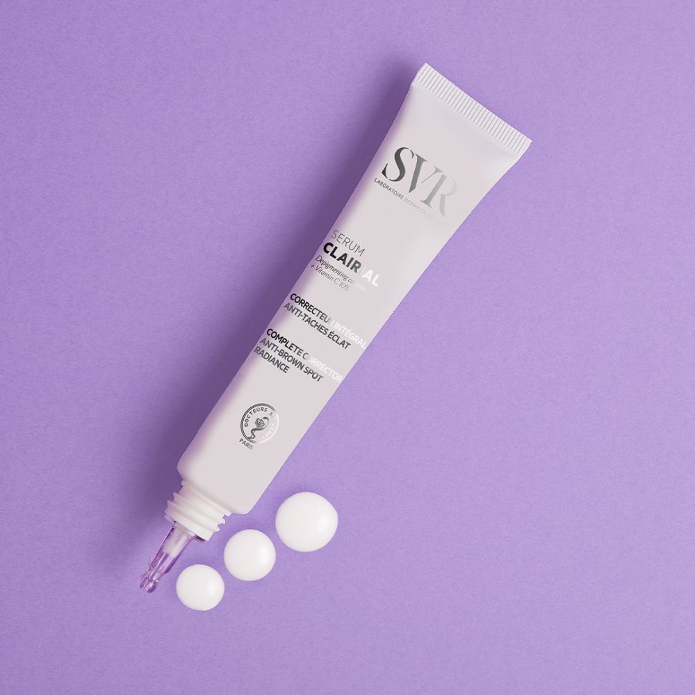 Tube de sérum avec gouttes de sérum sur fond violet. Inscriptions: SVR, Clairial Serum, Correcteur anti-taches éclat.