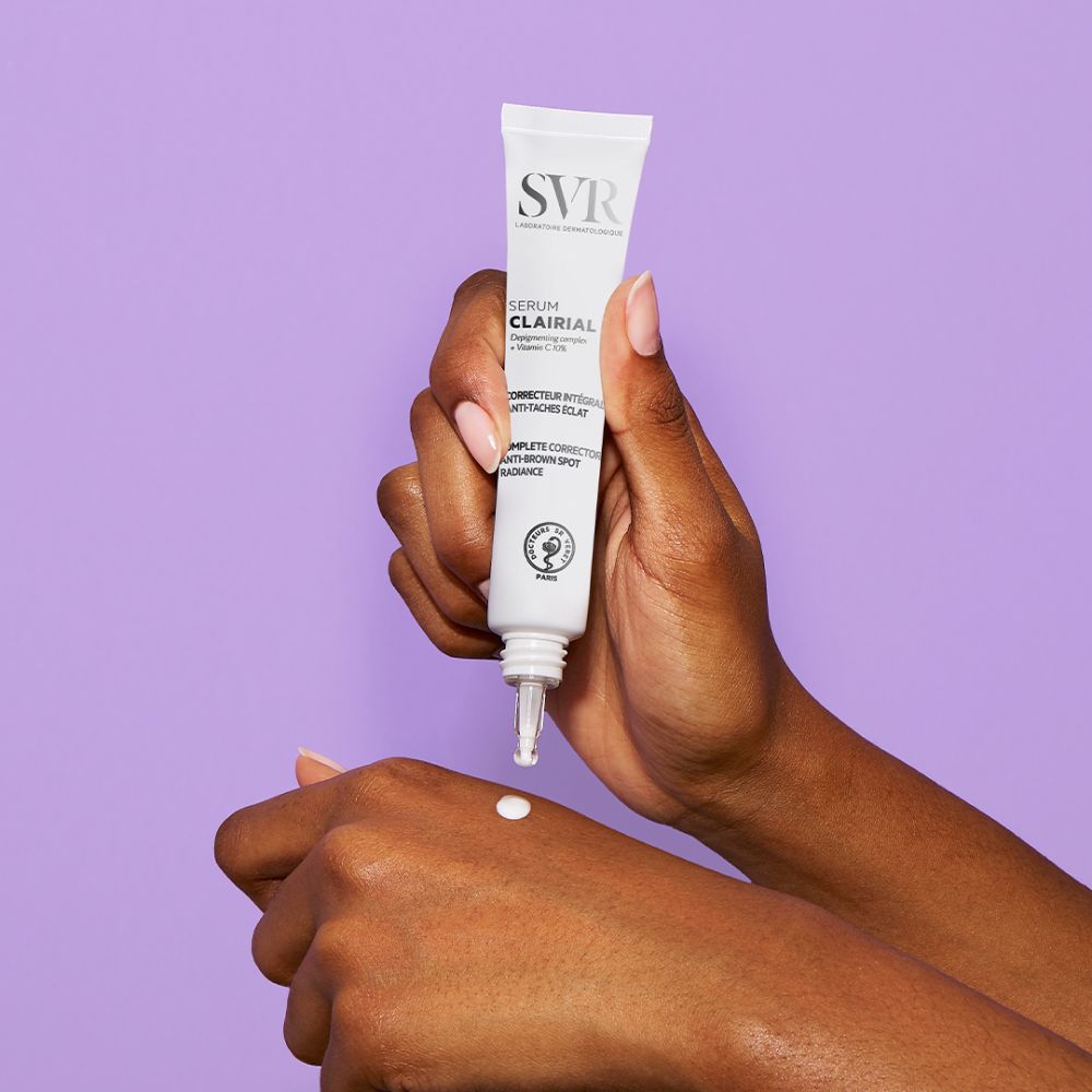 Mains tenant un tube de sérum. Le sérum est appliqué sur la main. Inscriptions: SVR, Clairial Serum, Correcteur anti-taches éclat.