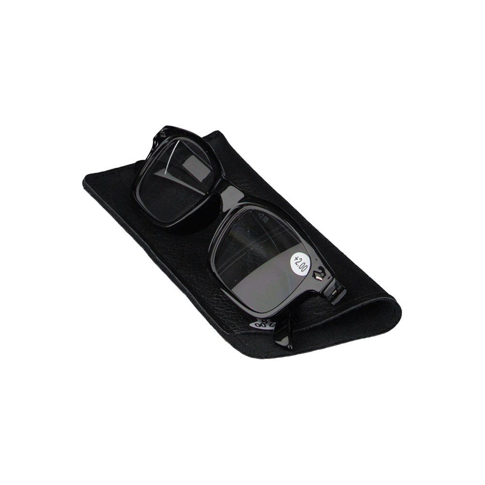 Zwarte bril in zwarte etui. +2.00 aangegeven op een lens.