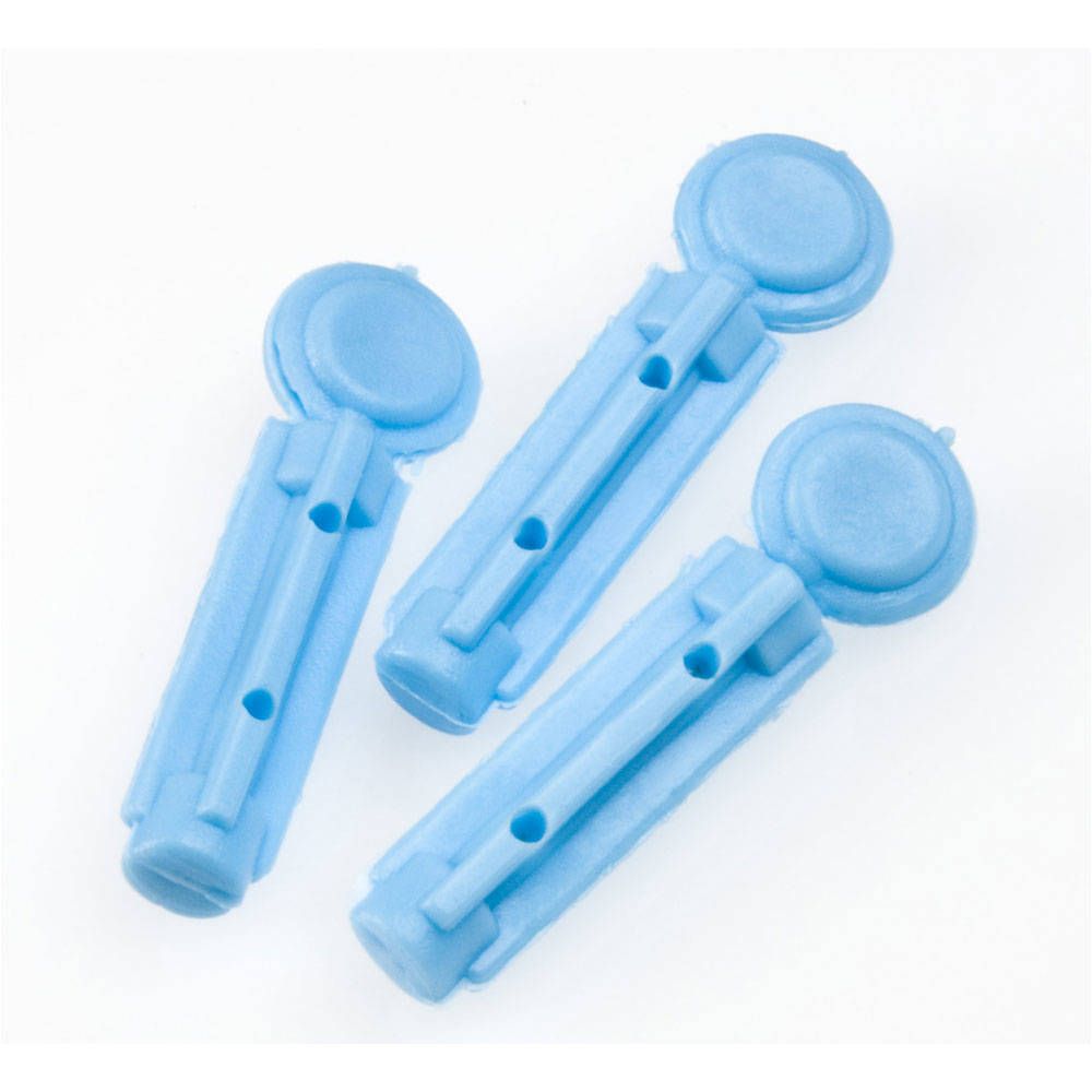 Drie blauwe lancetten. Elke lancet heeft een blauwe dop en drie gaten.