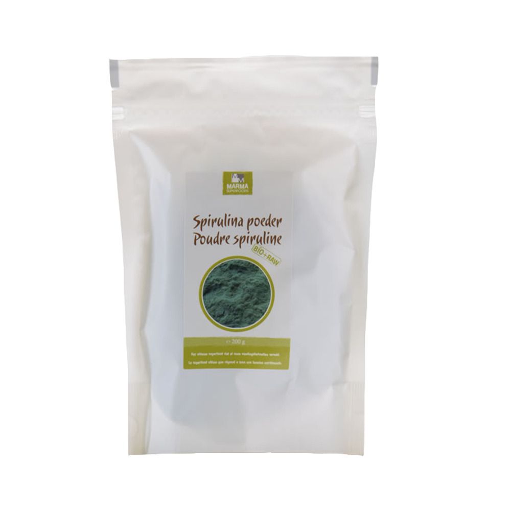 Beutel mit Spirulina-Pulver. Aufschrift: Spirulina poeder, Poudre spiruline. Grünes Pulver in einem runden Fenster.