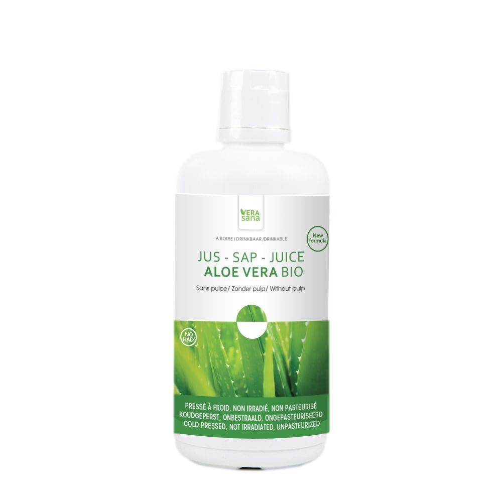Bouteille blanche avec étiquette verte. Inscription: Vera sana Jus d'Aloe Vera Bio. Sans pulpe. Pressé à froid.