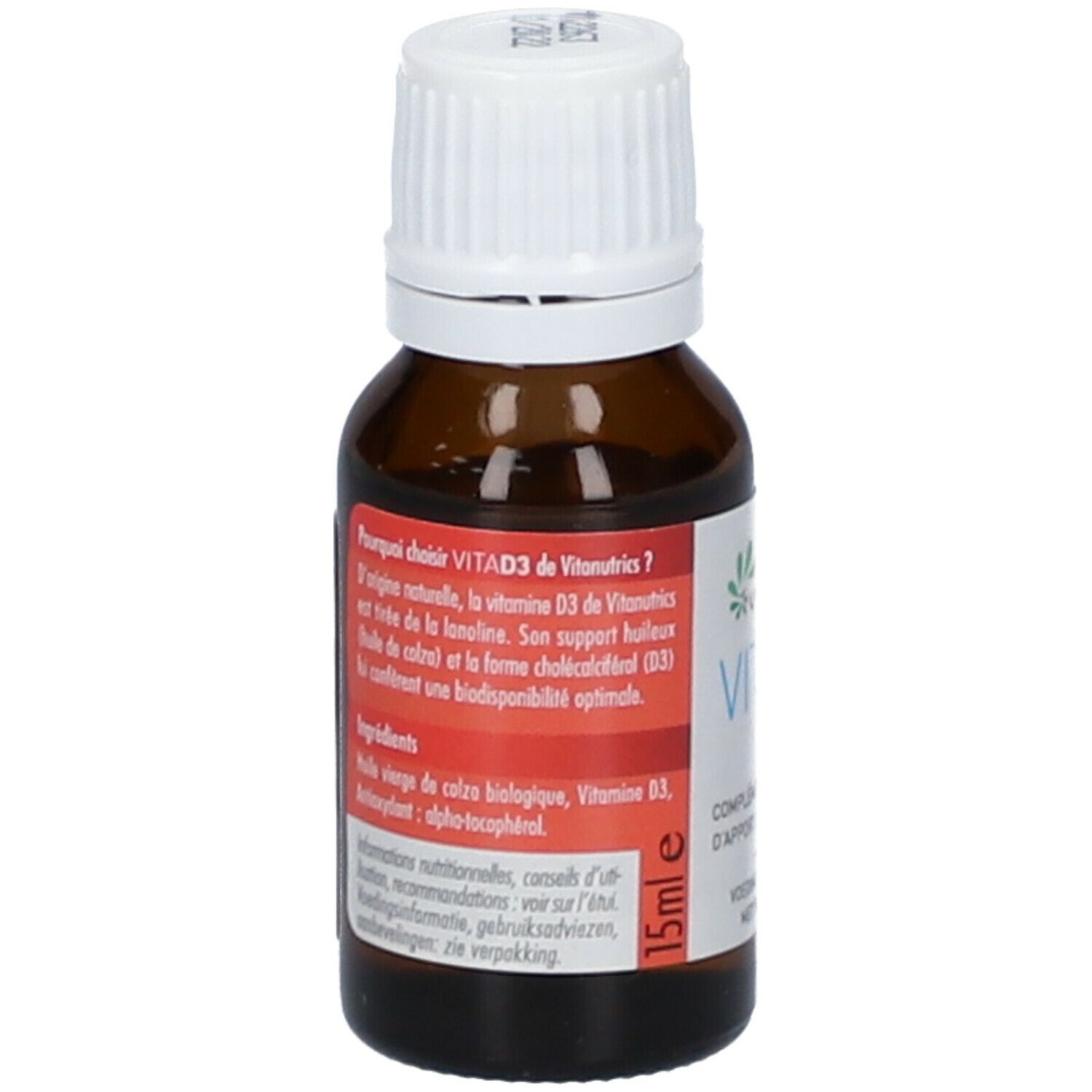 Bruine glazen fles met witte dop. Opschrift: Vitanutrics, VitaD3 2000 UI. Voedingssupplement met vitamine D3. 15ml. Tekst op etiket.