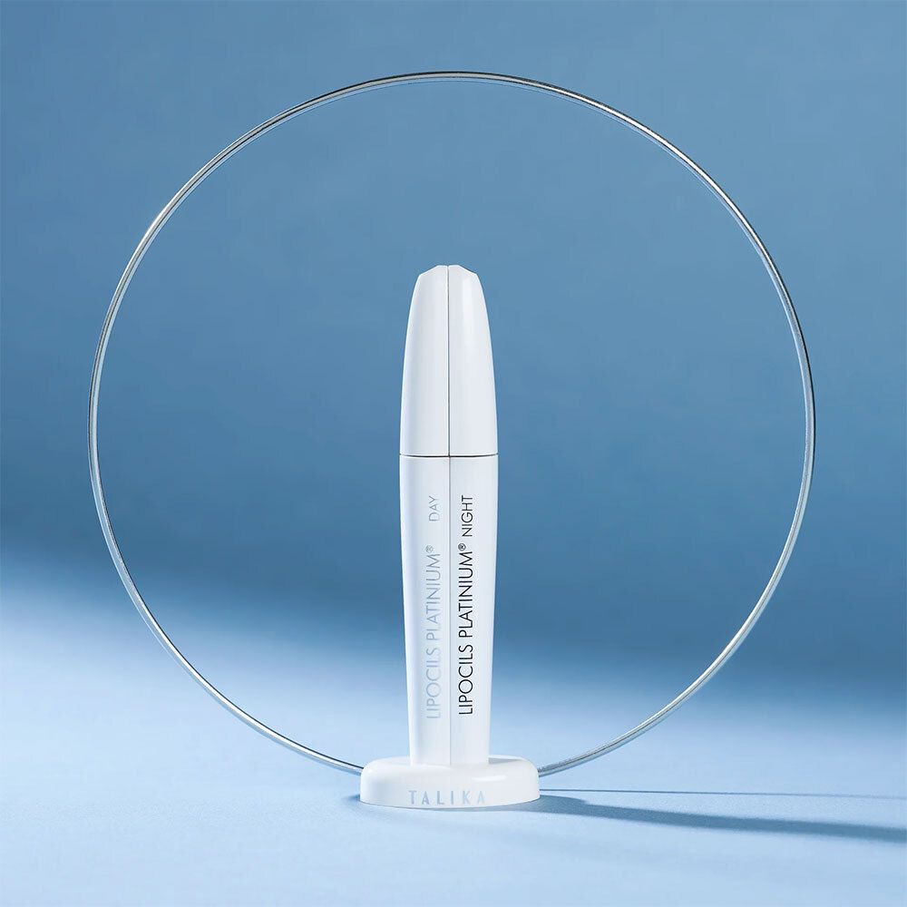 Weißer Applikator mit Standfuß. Aufschrift: TALIKA, LIPOCILS PLATINIUM® DAY & NIGHT.