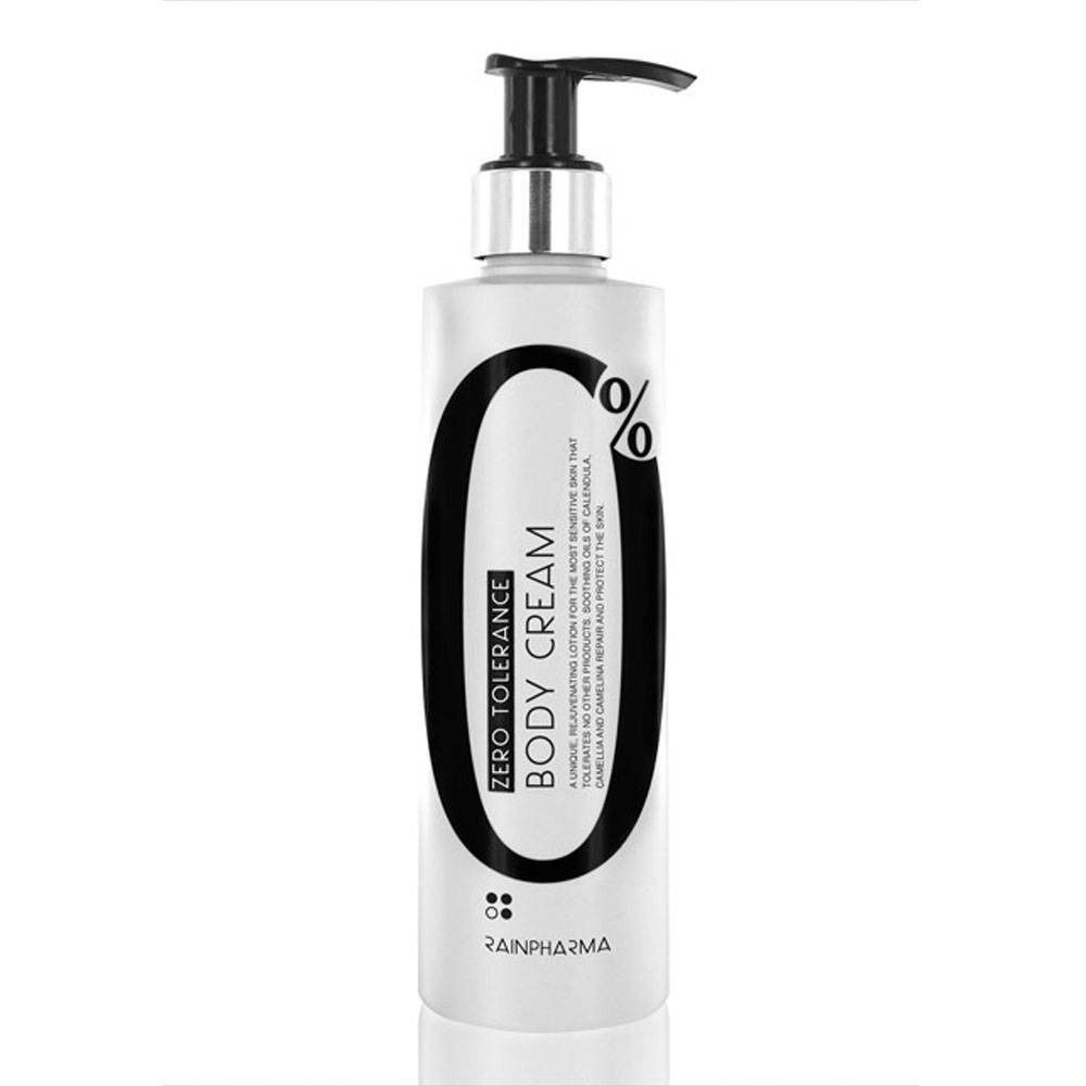 Witte fles met zwarte pomp. Opschrift: Zero Tolerance Body Cream. Merk: Rainpharma. Zwarte, ovale opdruk met 0%.