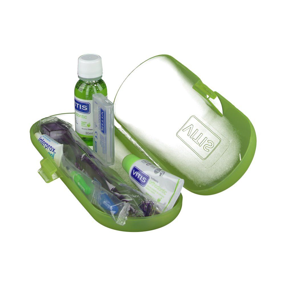 Open groene etui met mondspoeling, tandpasta, tandenborstel, Interprox-borstels en accessoires. VITIS®-logo zichtbaar.