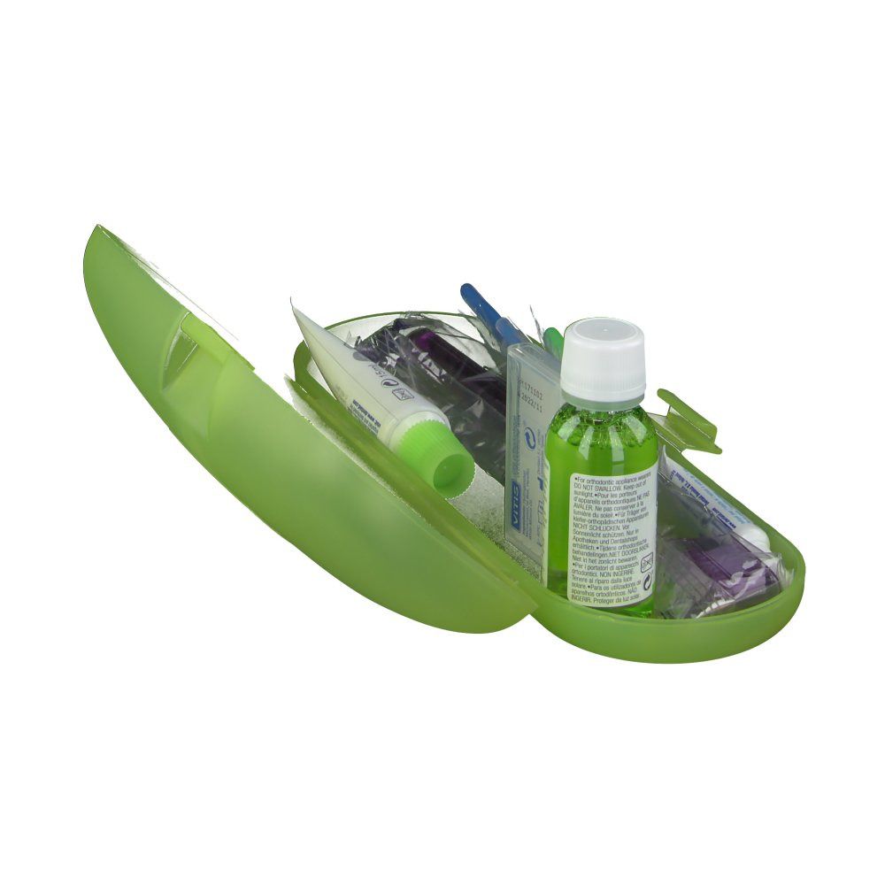 Open groene etui met mondspoeling, tandpasta, tandenborstel, Interprox-borstels en accessoires. VITIS®-logo zichtbaar.