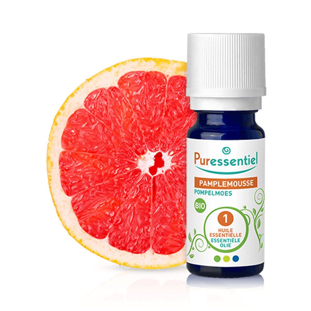 Puressentiel Bio-Grapefruitöl-Flasche und Grapefruit-Hälfte. Blaue Flasche mit weißem Deckel. Aufschrift: Pamplemousse, Bio.