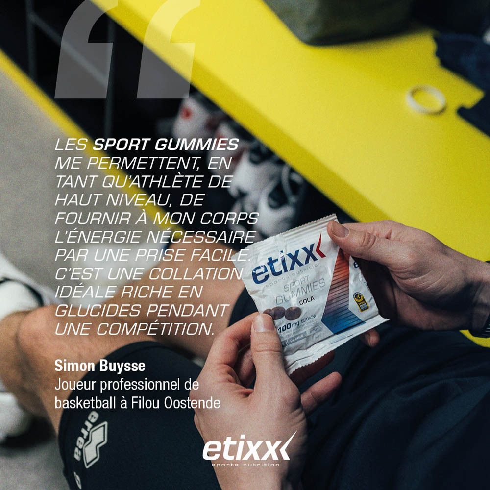 Personne tenant un sachet de Sport Gummis etixx®. Goût cola. 100mg sodium. Sport Banned Substances Tested.