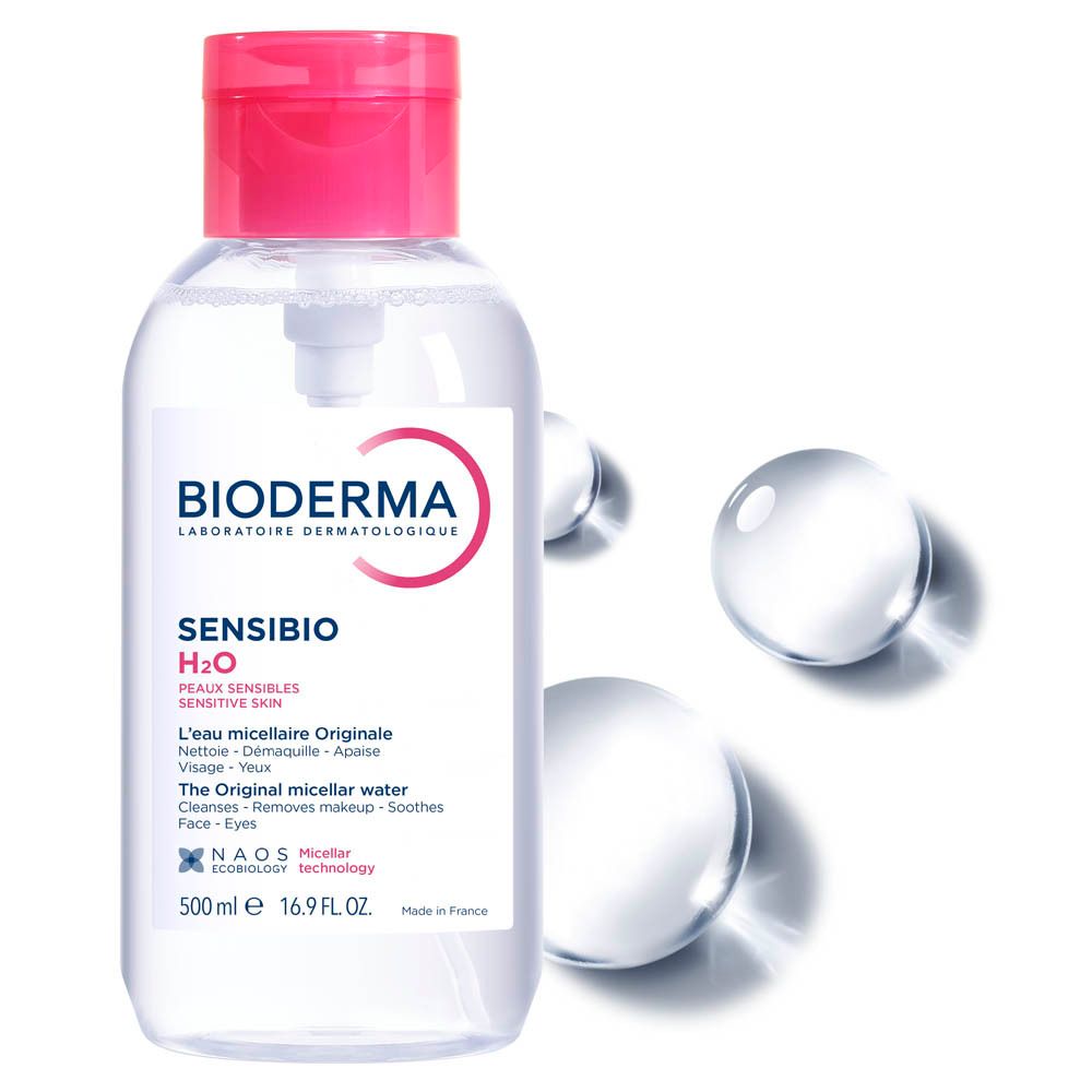 Transparante fles met pomp. Label met BIODERMA Sensibio H2O. Tekst: L'eau micellaire Originale, 500 ml, 16.9 FL.OZ. 3 druppels.
